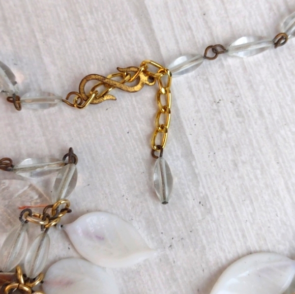 ♥️SOLD♥️ Golden Leaves Beaded & White Leafed Fringe Gold Tone Necklace - Picture 7 of 12